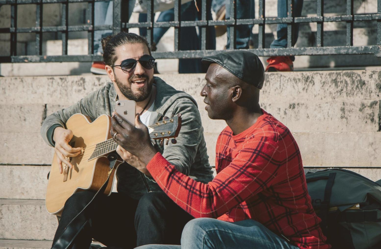 Musicien composant une chanson avec une guitare
